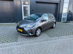Toyota Yaris 1.5 Vvt-i 111pk 5D 2017 Grijs 84.000 km nap, Auto's, Toyota, Voorwielaandrijving, Stof, 40 €/maand, Zwart