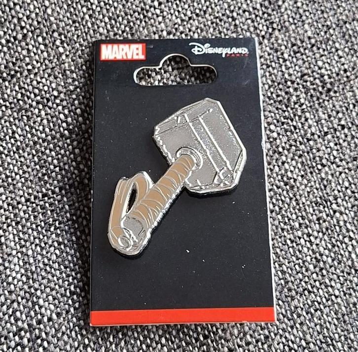Thor hamer Marvel pin - Disneyland Parijs (nieuw), Verzamelen, Speldjes, Pins en Buttons, Nieuw, Speldje of Pin, Ophalen of Verzenden