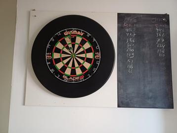 Dartbord incl. scorebord en pijltjes beschikbaar voor biedingen