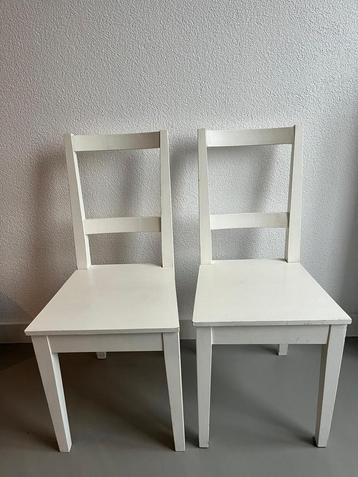 2 houten vintage  stoelen loods 5 beschikbaar voor biedingen