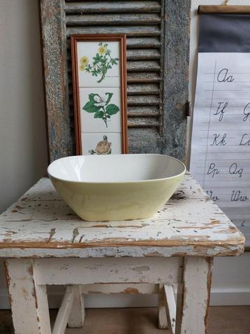 Pastelgele rechthoekige schaal van P. Regout beschikbaar voor biedingen