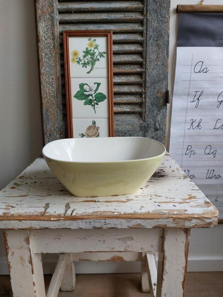 Pastelgele rechthoekige schaal van P. Regout, Antiek en Kunst, Antiek | Schalen, Ophalen of Verzenden