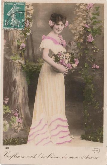 MEISJE JURK  UIT 1910 ZEER MOOIE OUDE KAART KJ79 beschikbaar voor biedingen