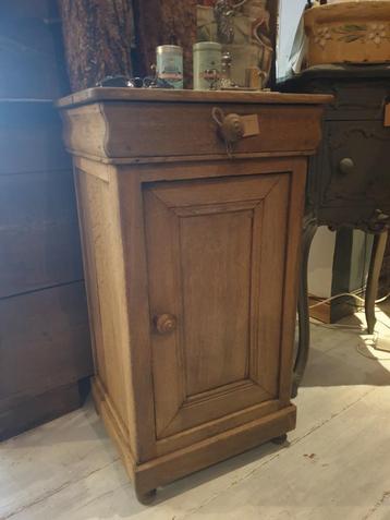 leuk bijzet kastje nachtkastje in eiken biedermeier  beschikbaar voor biedingen