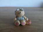 Forever Friends beeldje (beer naast picknickmand), Verzamelen, Beren en Cherished Teddies, Nieuw, Beeldje, Ophalen of Verzenden