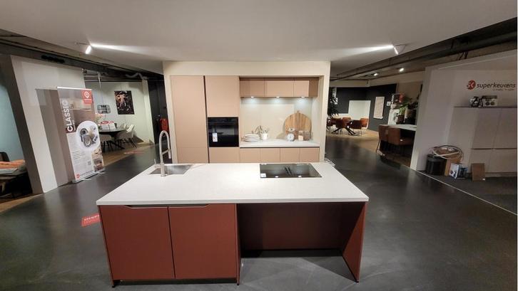 Showroomkeuken EMPOLI | SEVILLA, Huis en Inrichting, Keuken | Complete keukens, Zo goed als nieuw, Overige typen, Rood, Kunststof