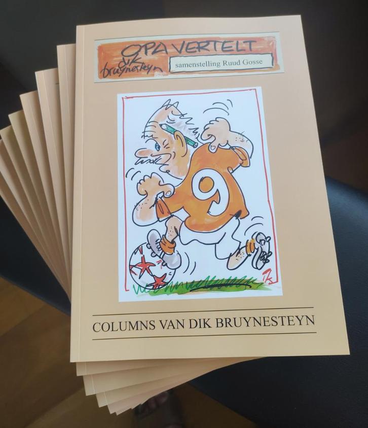 OPA VERTELT, 102 columns Dik Bruynesteyn  + 177 karikaturen, Verzamelen, Sportartikelen en Voetbal, Nieuw, Boek of Tijdschrift