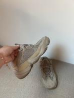 Yeezy schoenen maat 38 supermooi, Kleding | Dames, Schoenen, Ophalen of Verzenden, Zo goed als nieuw, Beige, Sneakers of Gympen