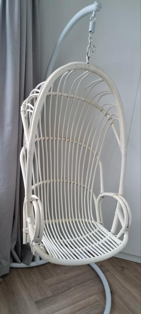 Witte rotan hangstoel met standaard, Huis en Inrichting, Stoelen, Gebruikt, Eén, Wit, Ophalen