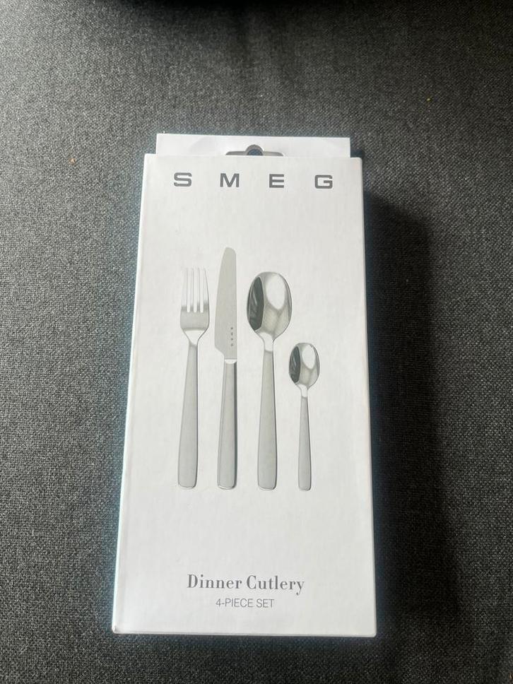NIEUW AH smeg eetbestek 4-delig, Huis en Inrichting, Keuken | Bestek, Nieuw, Bestekset, Overige materialen, Vaatwasserbestendig