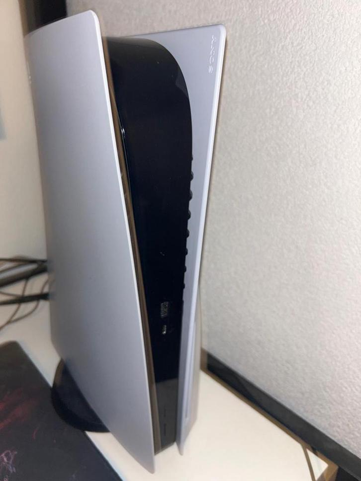 Playstation 5 inclusief 2 controllers en Trustmaster stuur, Spelcomputers en Games, Games | Sony PlayStation 5, Zo goed als nieuw