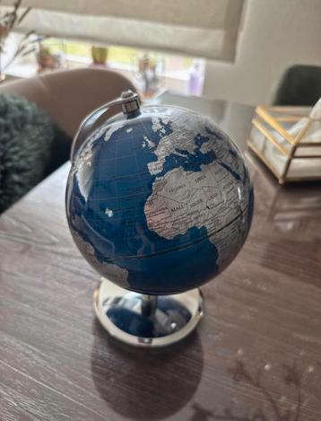 Decoratieve Wereldbol beschikbaar voor biedingen