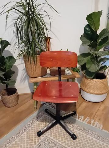 Vintage kinderstoel bureaustoel beschikbaar voor biedingen