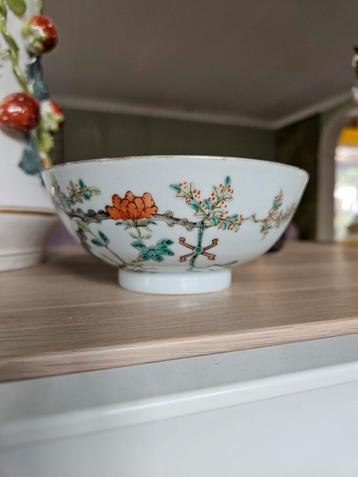 Chinese gekleurde kom beschikbaar voor biedingen