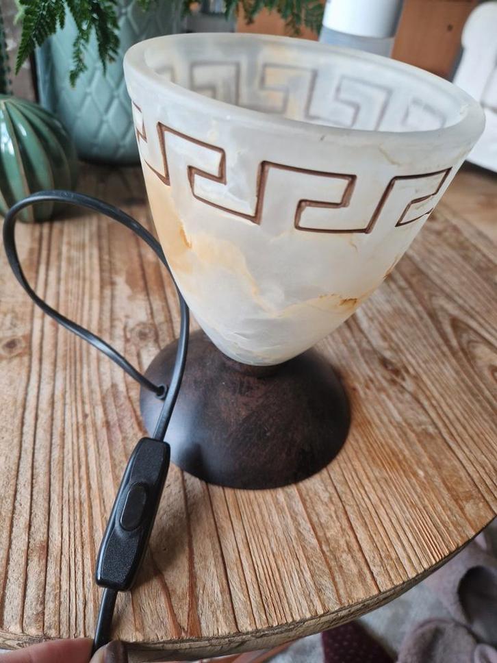 Tafellamp met Grieks Motief, Huis en Inrichting, Lampen | Tafellampen, Gebruikt, Minder dan 50 cm, Glas, Metaal, Ophalen of Verzenden