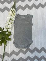 NIEUWstaat, grijs unisex rompertje van Just Small, maatje 50, Kinderen en Baby's, Babykleding | Maat 50, Nacht- of Onderkleding