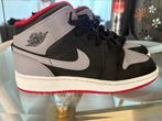 Jordan 1 mid grey/red maat 37,5, Ophalen, Zo goed als nieuw, Schoenen
