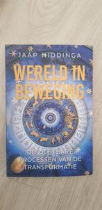 Jaap Hiddinga - Wereld in beweging, Boeken, Ophalen of Verzenden, Zo goed als nieuw, Spiritualiteit algemeen, Achtergrond en Informatie