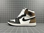 Jordan 1 Retro High | Dark Mocha, Bruin, Nieuw, Ophalen of Verzenden, Sneakers of Gympen