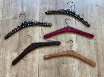 5 snake print retro kledinghangers beschikbaar voor biedingen