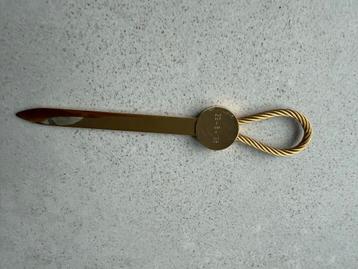 Gouden kleur briefopener met inscriptie beschikbaar voor biedingen
