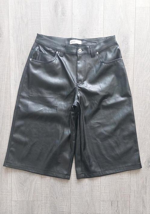 Bershka baggy oversized leather jorts bermuda shorts NEW, Kleding | Dames, Broeken en Pantalons, Nieuw, Maat 42/44 (L), Zwart