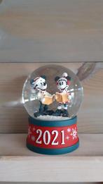 Disney kerst snowglobe Mickey en Minnie 2021, Ophalen of Verzenden, Mickey Mouse, Nieuw, Beeldje of Figuurtje