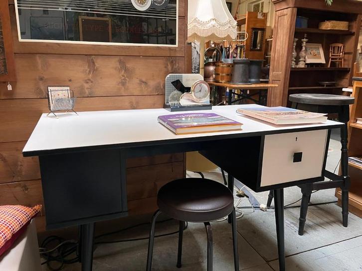 123) Retro bureau., Huis en Inrichting, Bureaus, Gebruikt, Bureau, Ophalen