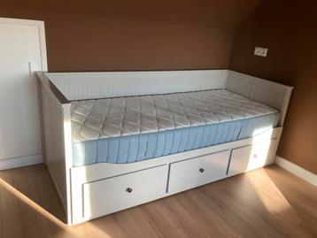 Grijs Ikea Hemnes bed  + matras beschikbaar voor biedingen