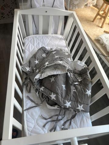 Babywieg wit met matras en hoes beschikbaar voor biedingen