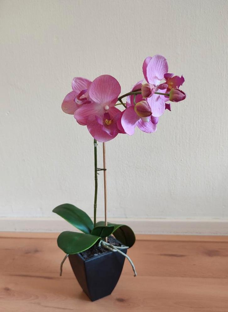 Lichtpaarse kunst orchidee in zwarte pot., Huis en Inrichting, Woonaccessoires | Kunstplanten en Kunstbloemen, Ophalen of Verzenden