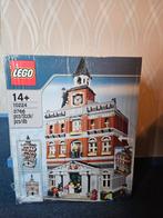 Lego 10224 Town Hall compleet met boekjes en doos, Ophalen of Verzenden, Zo goed als nieuw, Complete set, Lego
