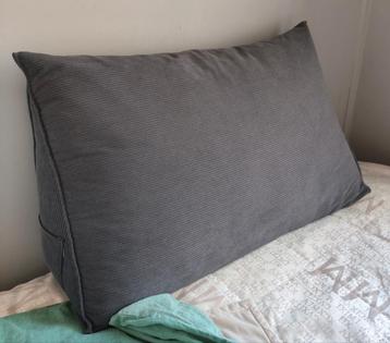 Heerlijk kussen om te lezen/ tv te kijken beschikbaar voor biedingen