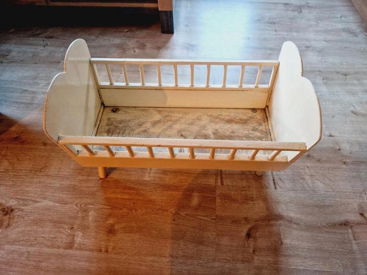 Leuke oude houten vintage poppenbedje/wiegje / kribbe, Verzamelen, Poppenhuizen en Toebehoren, Overige typen, Ophalen of Verzenden