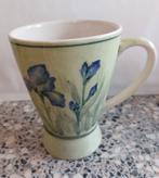 1 beker Vic’s Blue Iris met oor, Ophalen of Verzenden, Zo goed als nieuw, Overige stijlen, Kop(pen) en/of Schotel(s)