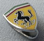 Ferrari knoopspeldje, geëmailleerd, Verzamelen, Speldjes, Pins en Buttons, Ophalen of Verzenden, Zo goed als nieuw, Transport