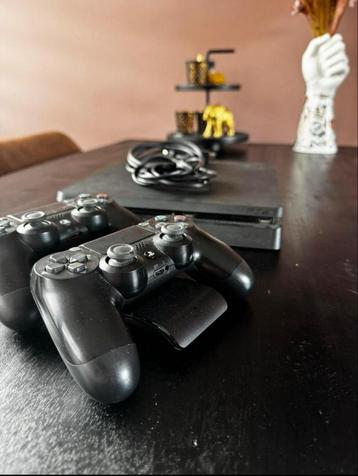 Te koop Playstation 4 incl 2 controllers beschikbaar voor biedingen