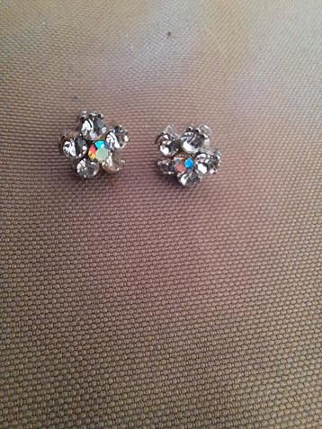 Leuke strassteentjes oorbellen in bloemvorm beschikbaar voor biedingen