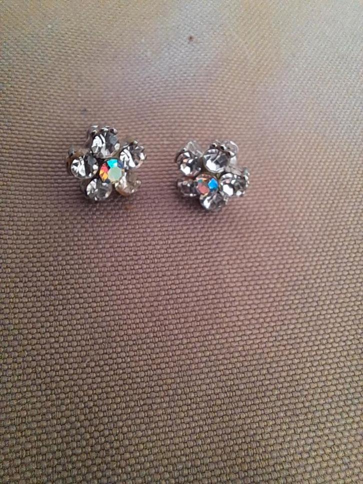 Leuke strassteentjes oorbellen in bloemvorm, Sieraden, Tassen en Uiterlijk, Oorbellen, Zo goed als nieuw, Knopjes of Stekers, Overige materialen