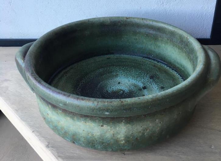 Groen geglazuurd schaal met oortjes aardewerk handwerk uniek, Tuin en Terras, Bloempotten, Zo goed als nieuw, Terracotta, Binnen
