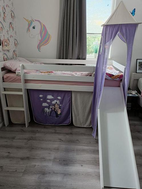 Glijbaanbed met kasteeltoren, gordijnen en lattenbodem, Kinderen en Baby's, Kinderkamer | Stapelbedden en Hoogslapers, Zo goed als nieuw