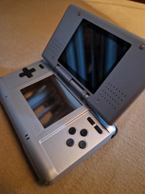 nintendo ds met oplaadkabel adapter handheld game 2004, Spelcomputers en Games, Spelcomputers | Nintendo DS, Zo goed als nieuw