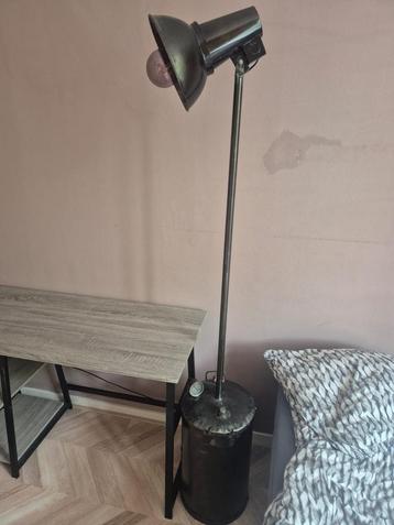 Industriele lamp beschikbaar voor biedingen