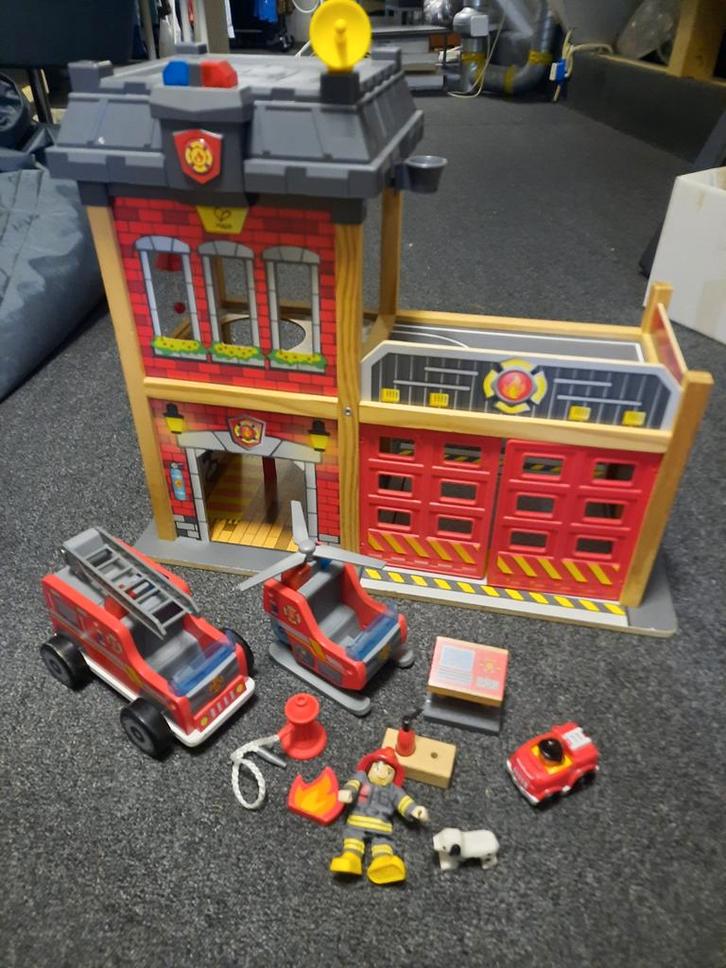 Hape Houten Brandweerkazerne met Accessoires, Kinderen en Baby's, Speelgoed | Houten speelgoed, Zo goed als nieuw, Ophalen of Verzenden
