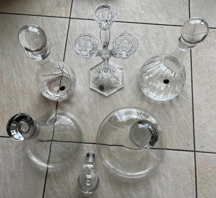 Vier kristallen karaffen, kandelaar en losse bolle stop, Antiek en Kunst, Antiek | Glas en Kristal, Ophalen