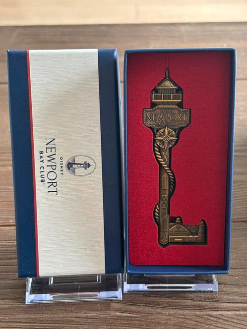 Disney limited newport bay hotel key /sleutel, Verzamelen, Disney, Zo goed als nieuw, Ophalen of Verzenden