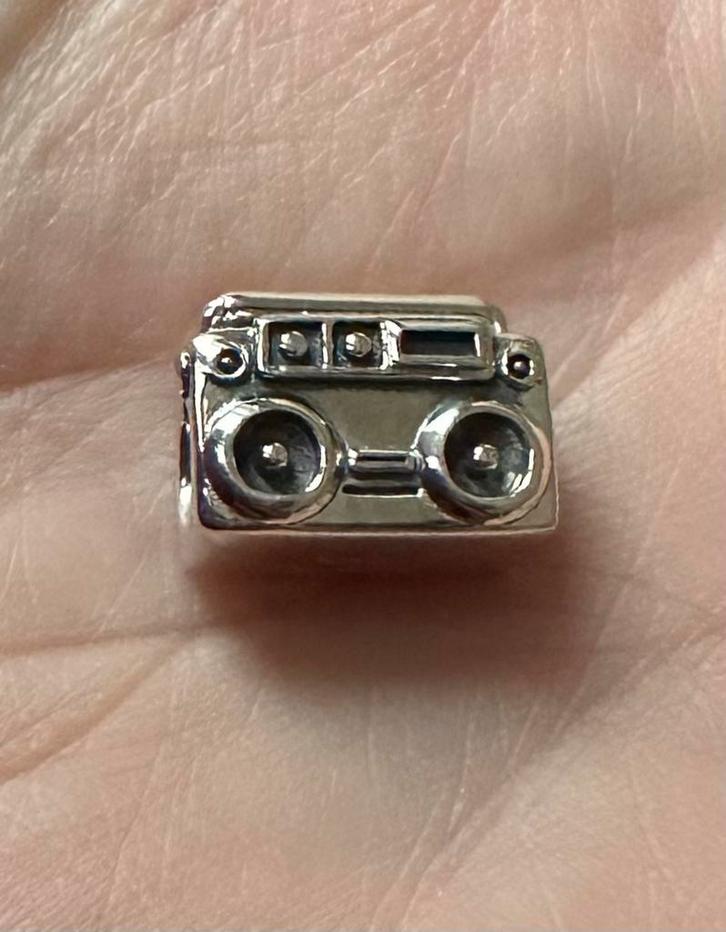 Mooie zilveren boombox bedel. Nieuw, gemerkt S925, Sieraden, Tassen en Uiterlijk, Bedels, Nieuw, Overige merken, Zilver, 1 bedel