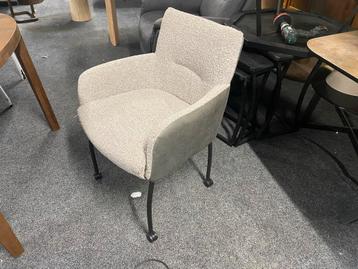 Lederen Stoel met Bouclé Stof & Wieltjes beschikbaar voor biedingen