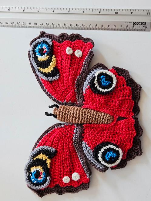 Gehaakte vlinders op standaard met bloem of rups., Hobby en Vrije tijd, Breien en Haken, Nieuw, Haken, Overige typen, Ophalen of Verzenden