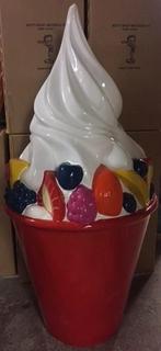 Frozen Yogurt ijsje 170 cm - frozenyogurt ijs van polyester, Ophalen, HorecaBeelden, Overige typen, Nieuw
